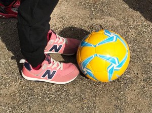 モルテンの子供用のサッカーボールは、保護者会のお母さん方にご尽力いただいて集めたベルマークポイントによって購入したものです